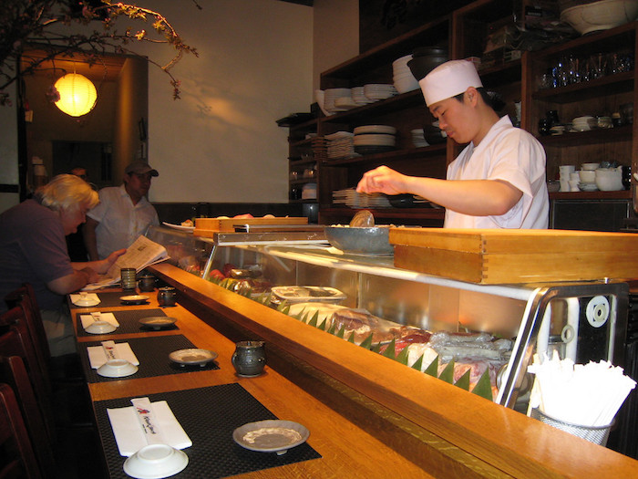 How To Eat Sushi In Japan (Sushi Eating Etiquette) Easy Homemade Sushi